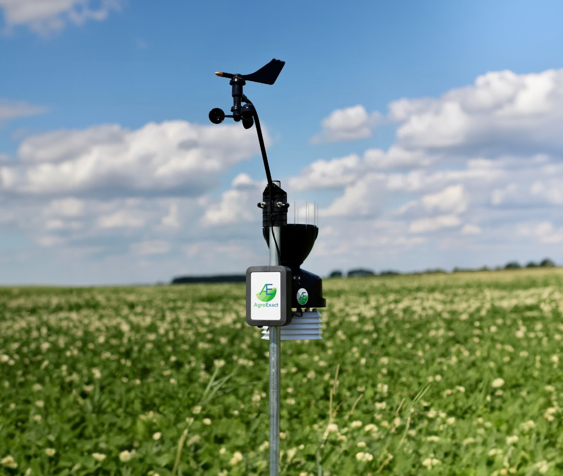 Een weerstation van AgroExact in het veld