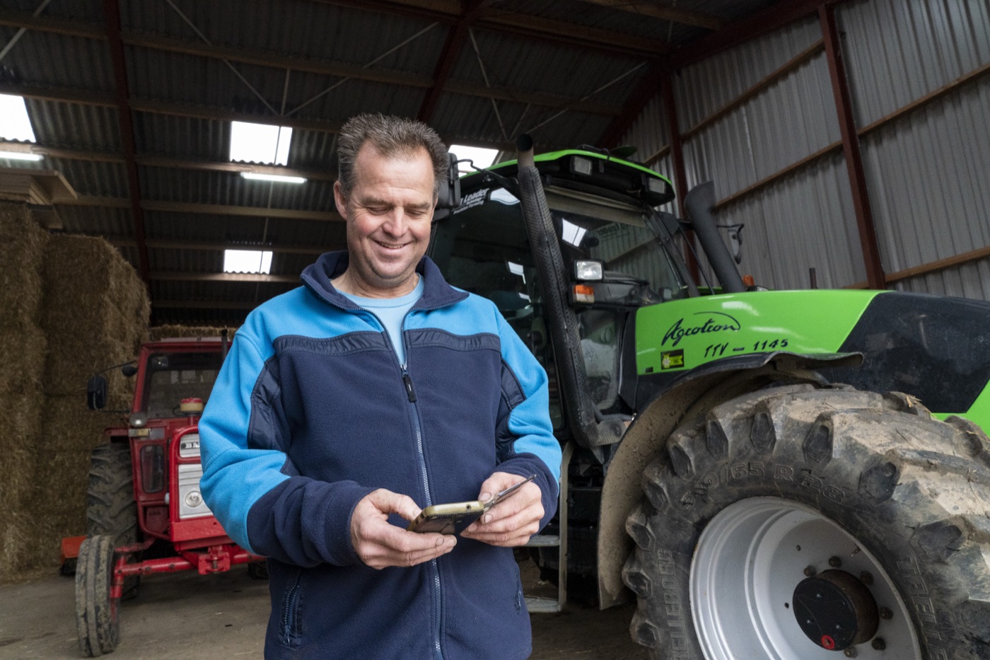 Teler bekijkt de AgroExact mail op zijn telefoon