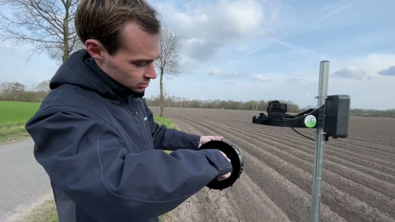 De regenmeter van het weerstation controleren